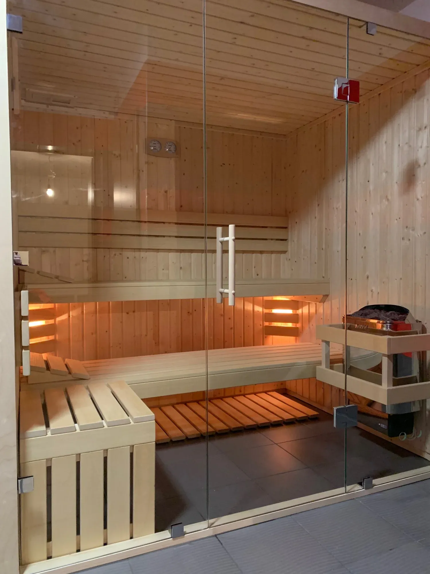 Sauna domowa z jasnego drewna - drzwi