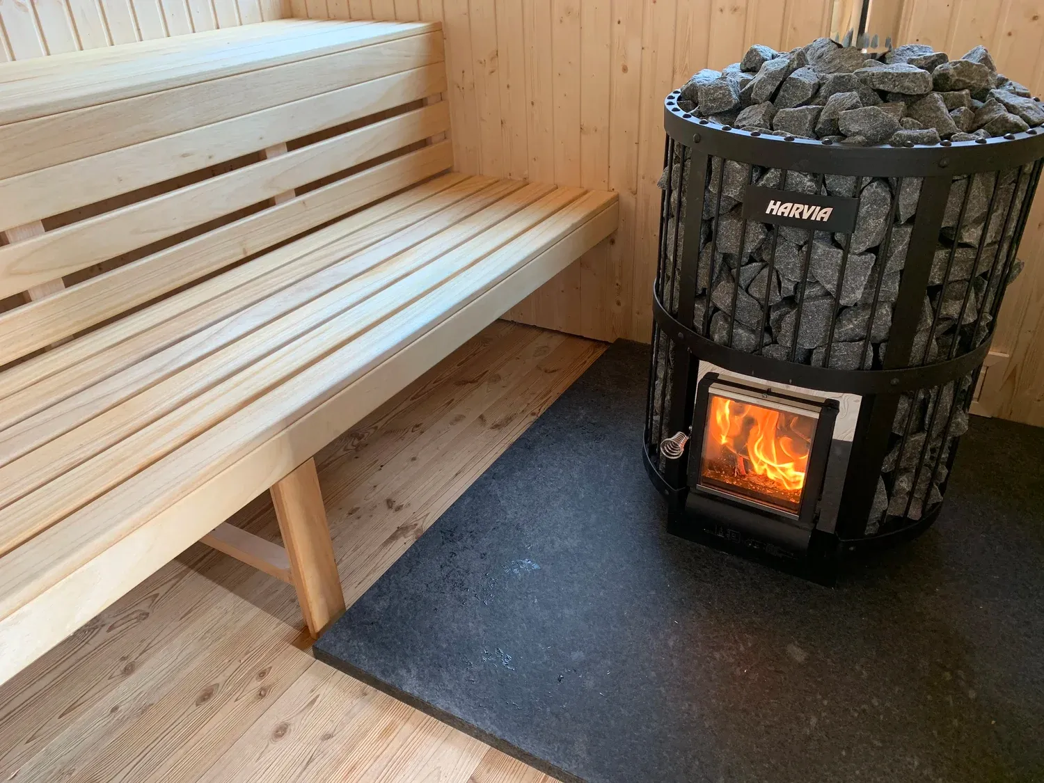 Sauna fińska sucha z jasnego drewna z piecem