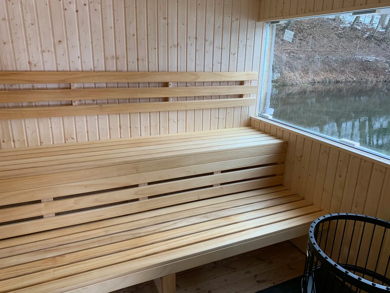 Sauna zewnętrzna ogrodowa z jasnego drewna