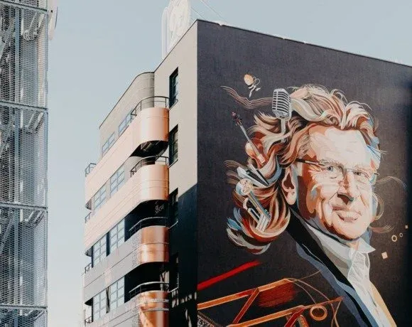 Mural przedstawiający Zbigniewa Wodeckiego na elewacji Hotelu M23 w Katowicach.