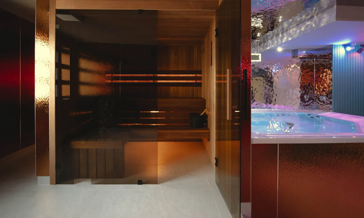 Sauna fińska i wanna SPA w strefie Private SPA Hotelu M23 w Katowicach.