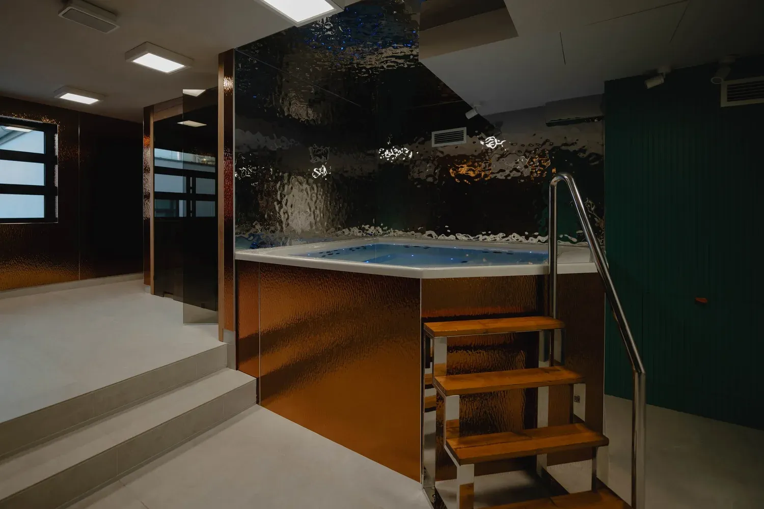 Wanna SPA wykończona miedzianymi panelami w Hotelu M23 w Katowicach.