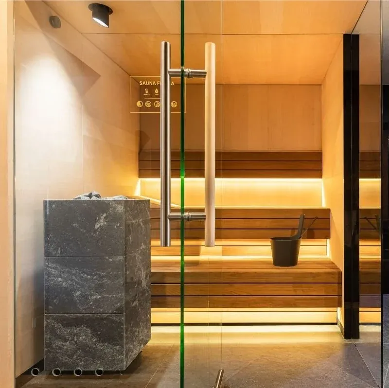 Nowoczesna sauna fińska z piecem kamiennym